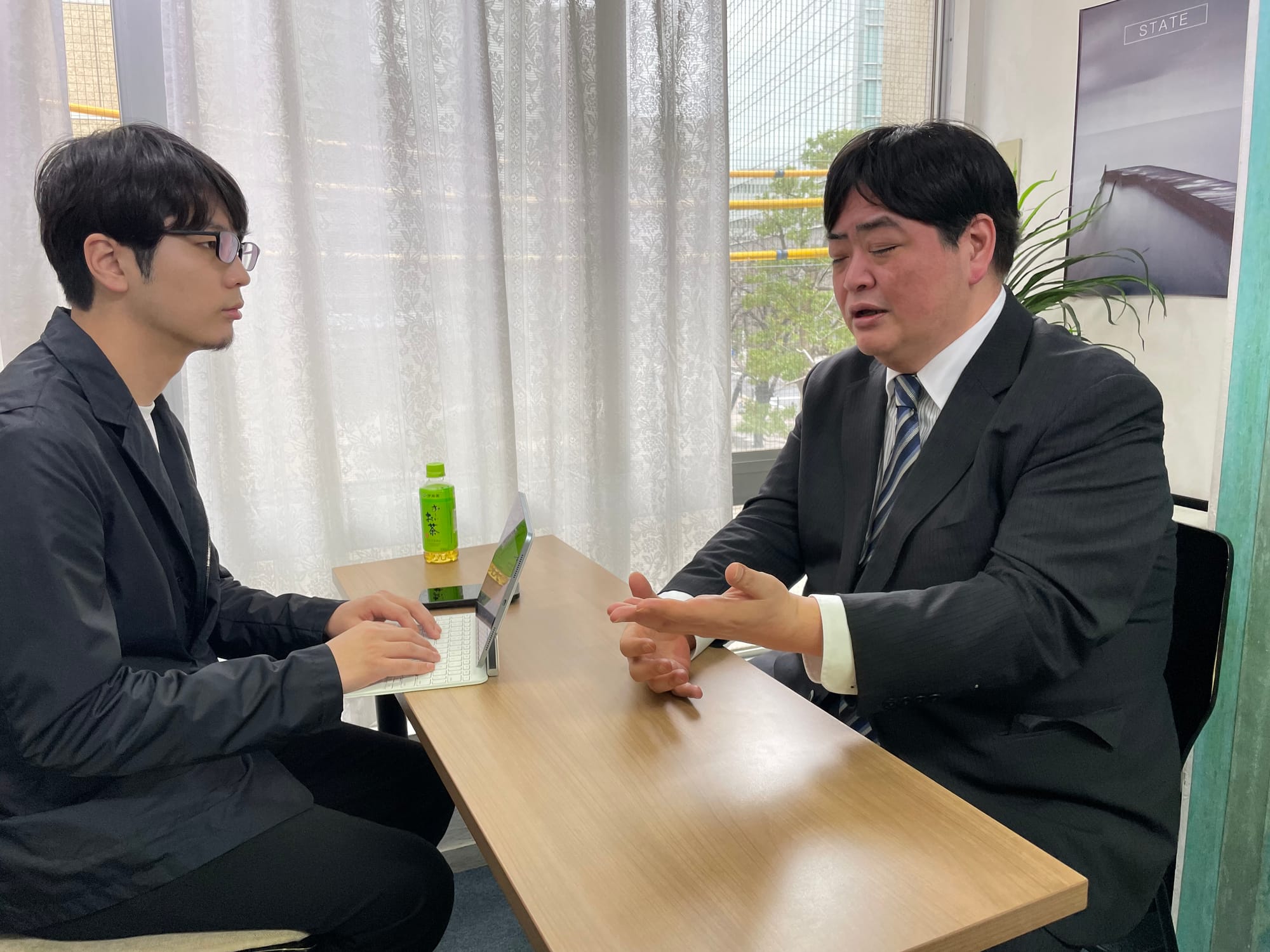 麻雀界.WEB編集長の石神氏の質問に答える鍛冶田氏。協会設立時、最高位戦からの移籍の決断は本当に胸が苦しかったと語る。